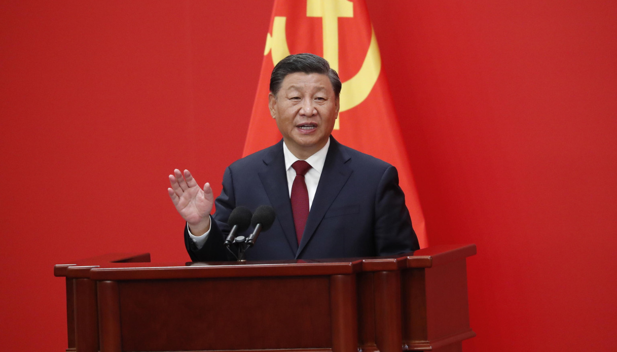 Cina, Xi Jinping eletto segretario per il terzo mandato: ex presidente Hu Jintao portato fuori di peso