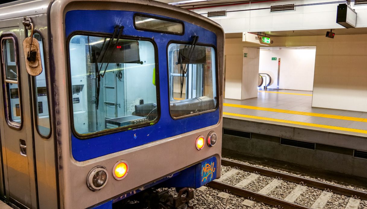 Metro B Roma Nel Caos: Linea Interrotta, Centinaia Di Persone In Strada ...