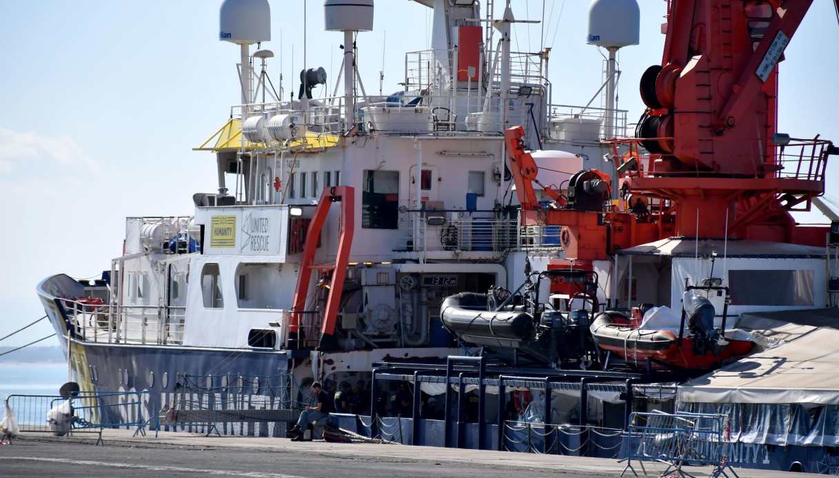 Migranti e navi ong, pronto il piano del governo Meloni: le regole per entrare nei porti italiani