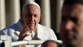Papa Francesco, dure accuse dal cardinale Becciu: "Vuole la mia morte", il contenuto della chat che lo inguaia