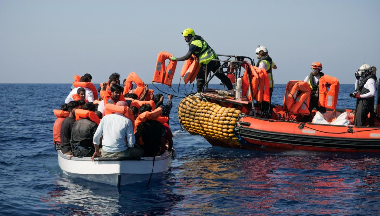 Navi delle Ong cariche di migranti: Piantedosi conferma il blocco