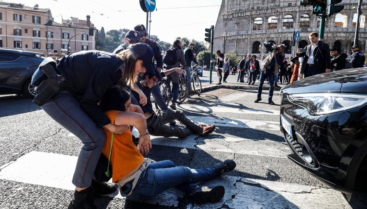 Blitz di Ultima generazione al Colosseo, automobilisti trascinano via gli attivisti: "Ti porterei a zappare"