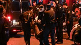 Cina, giornalista della Bbc arrestato e picchiato dalla polizia durante le proteste a Shanghai