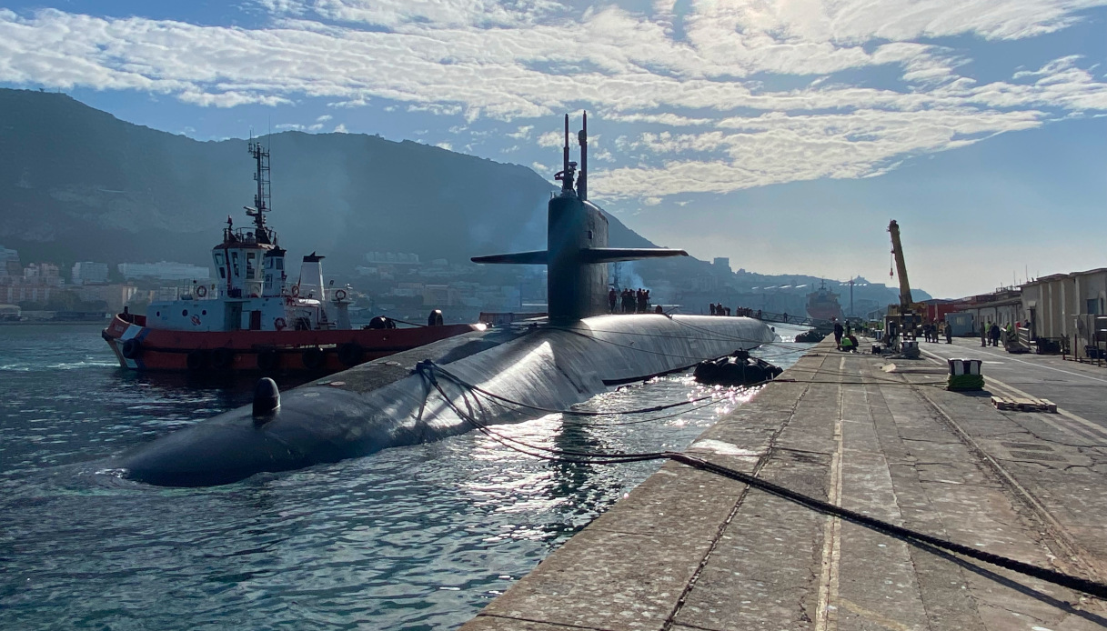 O USS Rhode Island no porto de Gibraltar.  Pode transportar mísseis nucleares