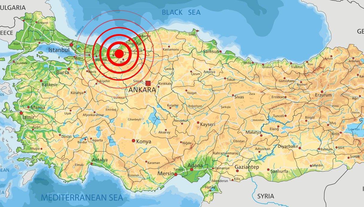 Terremoto in Turchia, forte scossa di magnitudo 6.1 nel nordovest. Diversi feriti ed edifici danneggiati