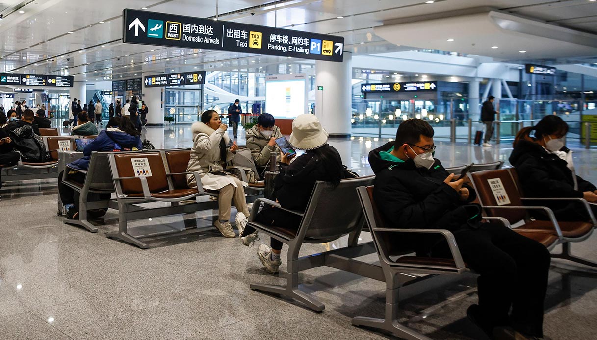Covid, nuova ondata Cina: le preoccupazioni degli esperti e il consiglio sui tamponi in aeroporto