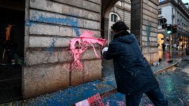 Milano, lanciano vernice contro la Scala nel giorno della Prima: bloccati 5 attivisti di Ultima Generazione