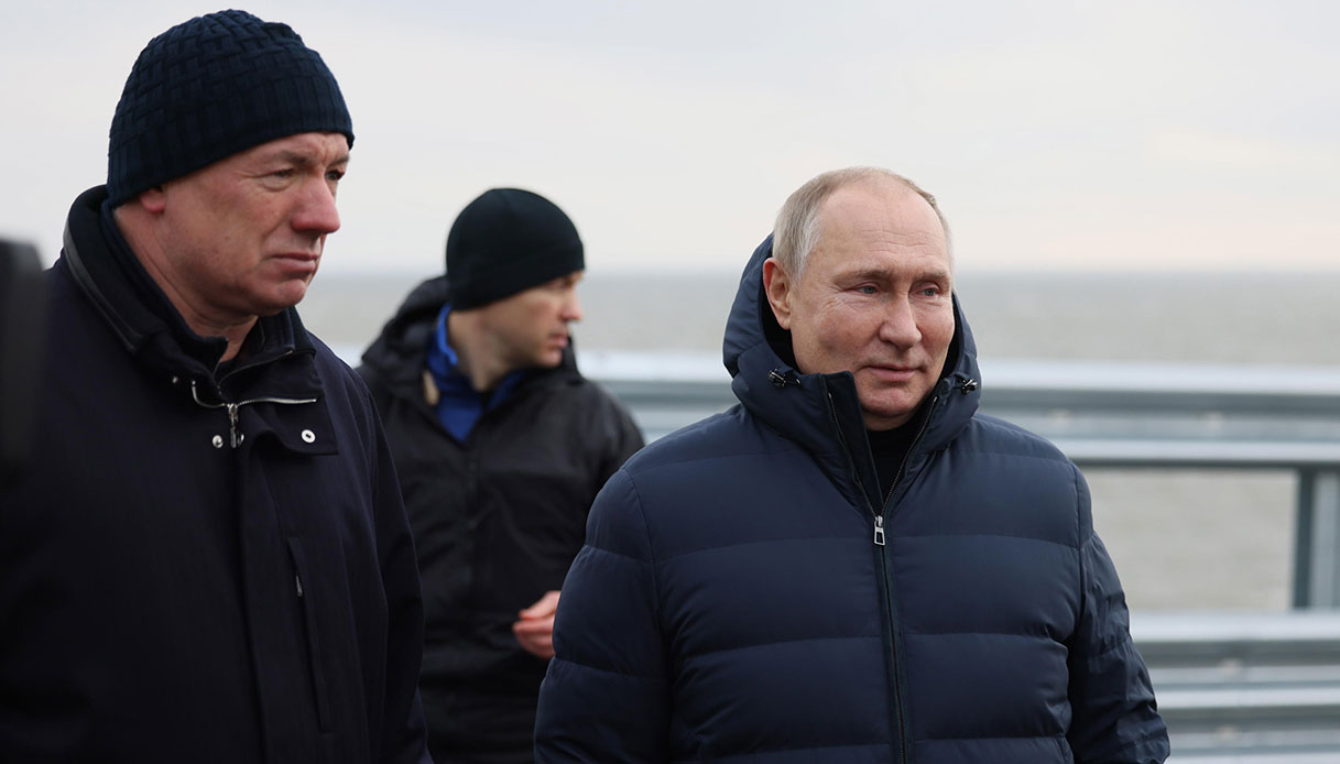 Vladimir Putin guida una Mercedes sul ponte di Crimea: il video virale del presidente trasmesso dalla tv russa