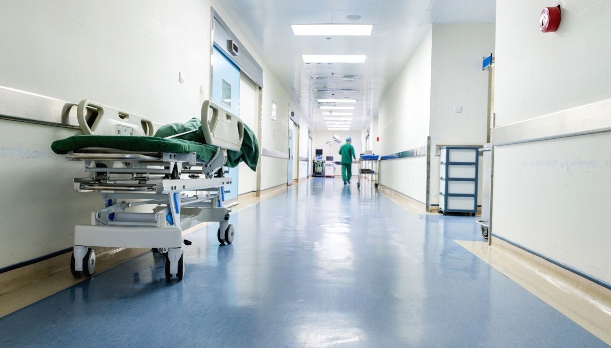 Ospedali ed Rsa, riscontrate irregolarità su 165 medici e infermieri: i controlli dei Nas
