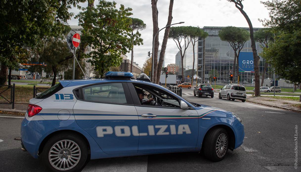 Roma, ragazzo rapito in un locale a Ponte Milvio: sequestro lampo fuori dalla discoteca, indagini in corso