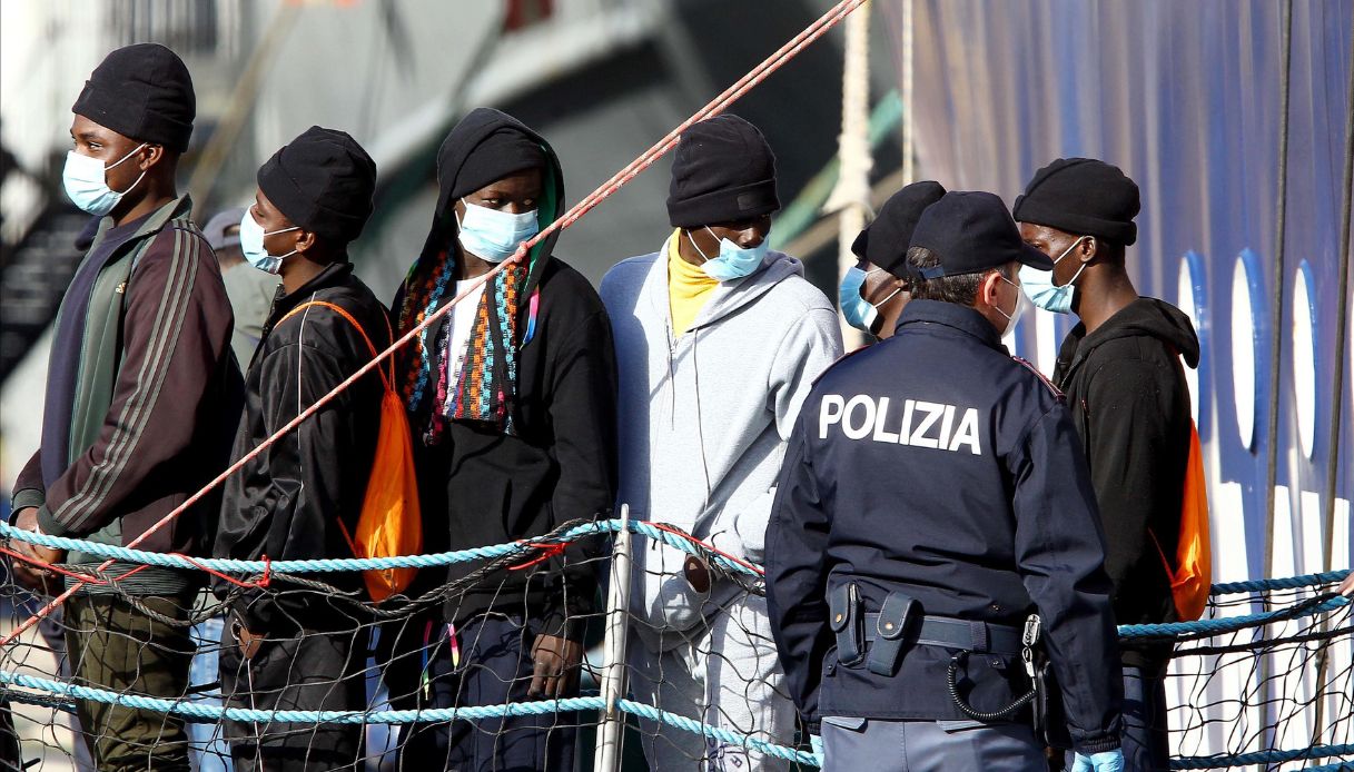 La nave Humanity 1 sbarca al porto di Bari: segni di torture e di violenze sui molti dei 261 migranti