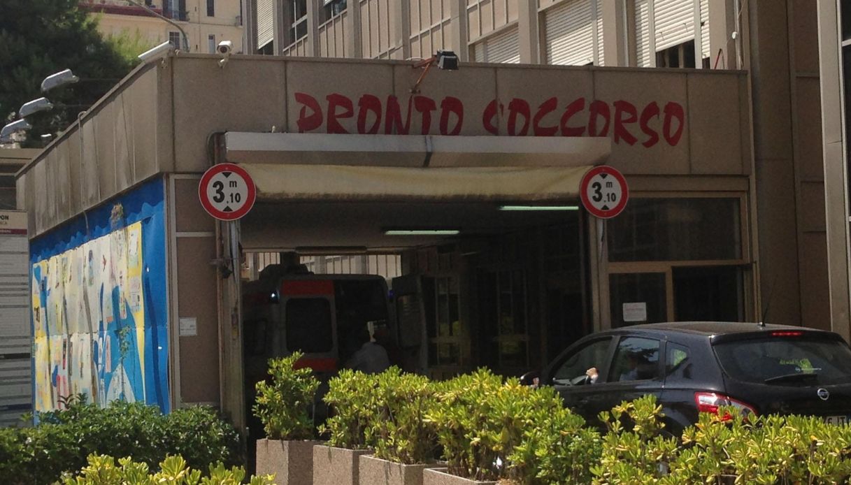 Napoli: tempi di attesa troppo lunghi in ospedale, donna prende a calci l’infermiera