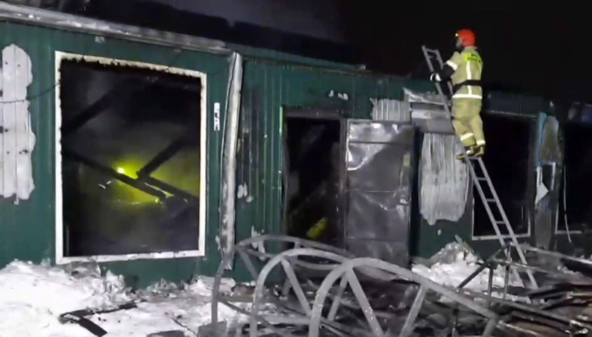 Incendio in una casa di riposo illegale riscaldata con le stufe: almeno 22 persone morte