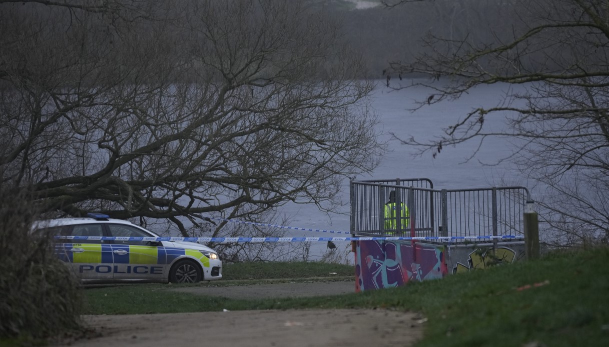 The ice of a lake breaks and they fall into the icy water: three children die in England.  Serious quarter