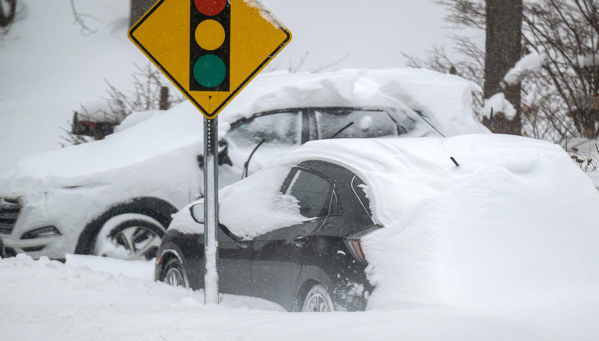 Tempesta di neve killer negli Stati Uniti: sale il numero delle vittime, negozi saccheggiati a Buffalo