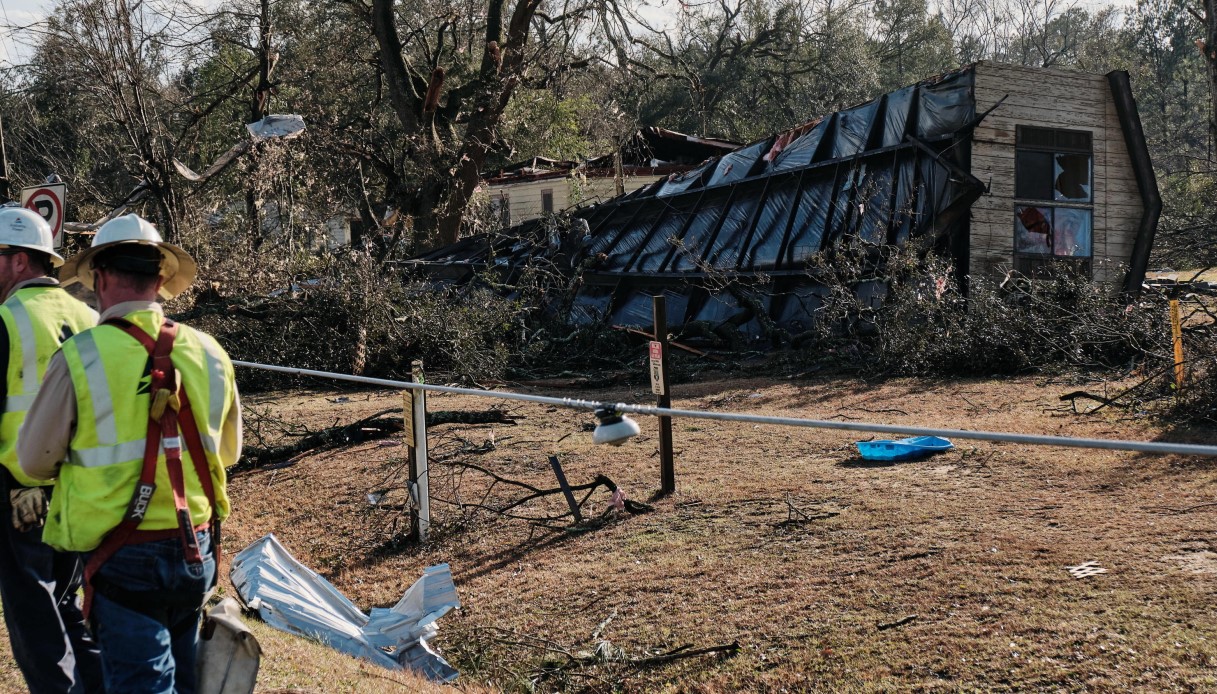 Tornado in Alabama e Georgia: ingenti danni e diversi morti, si scava tra le macerie