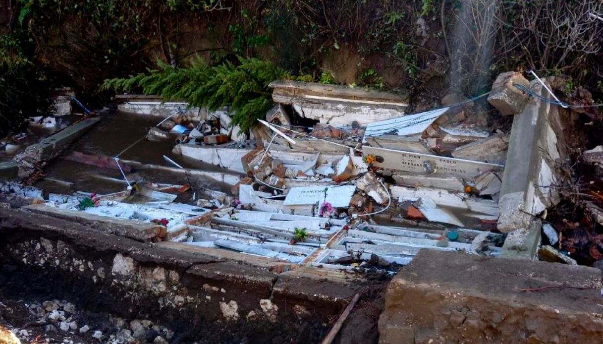 Maltempo, crollo al cimitero di Sant'Agata de' Goti: bare e urne finiscono nel torrente