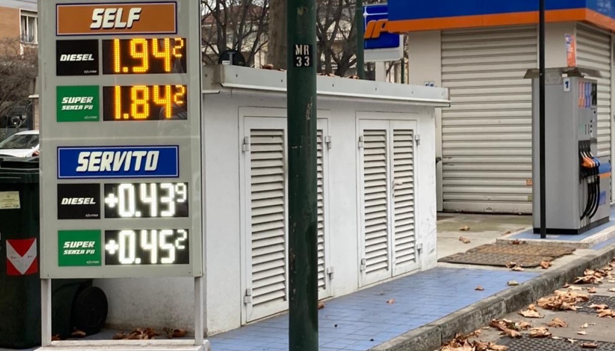 Caro benzina, arriva la mossa del governo: un decreto sulla trasparenza dei prezzi dei carburanti