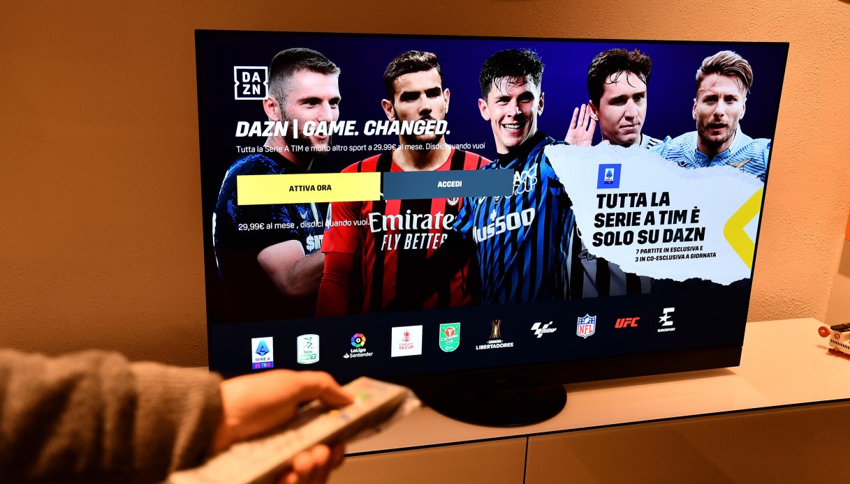 DAZN, aumentano i prezzi degli abbonamenti. Quanto costerà guardare il calcio in tv, le novità per il 2023