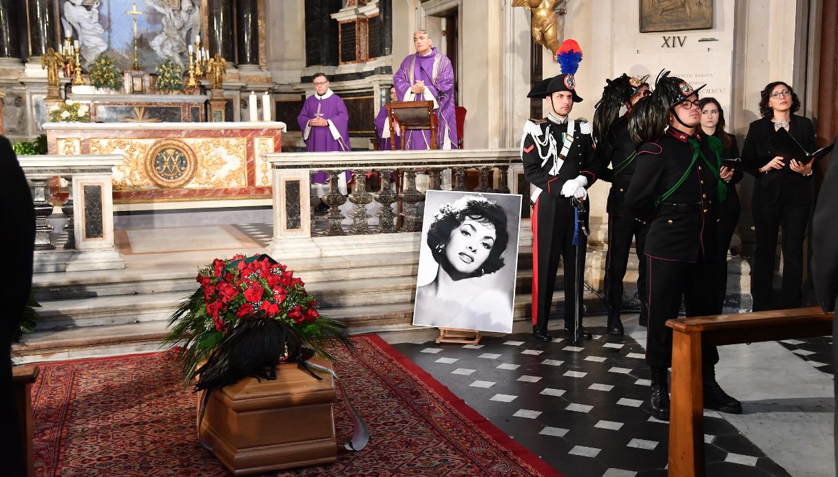 Funerali Lollobrigida: il feretro nella Chiesa degli Artisti