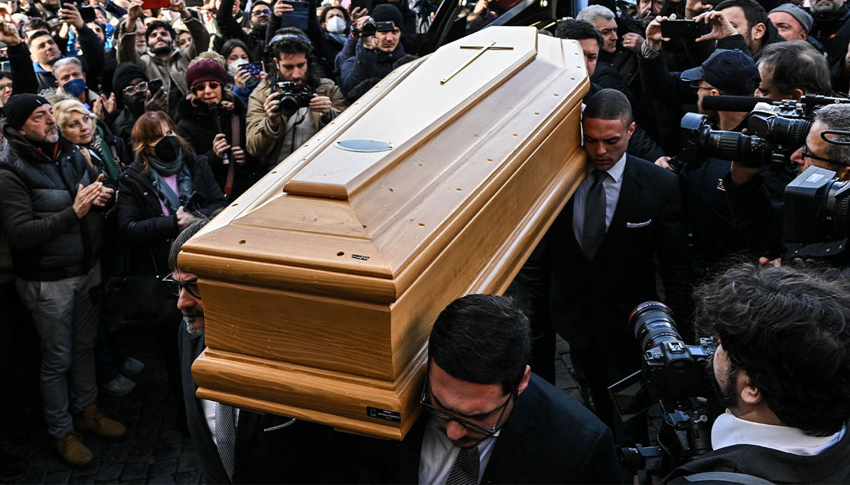 Funerali Gina Lollobrigida, amici e parenti per l'ultimo saluto alla "Bersagliera" a Roma: le immagini