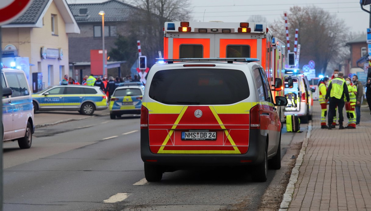 Germania, attacca i passeggeri del treno con un coltello: due morti e cinque feriti. Fermato l'aggressore