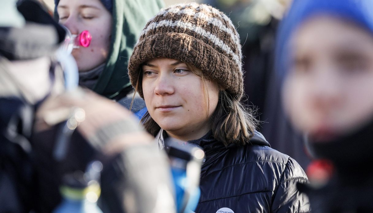  Greta Thunberg fermata a Lützerath per la seconda volta: trattenuta dalla polizia tedesca dopo le proteste