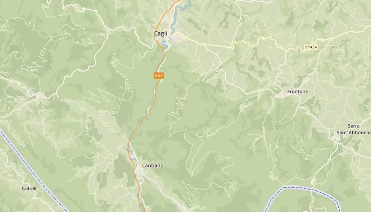 Incidente tra Cagli e Cantiano, tir contro guard rail: morto conducente 22enne, è precipitato dal viadotto