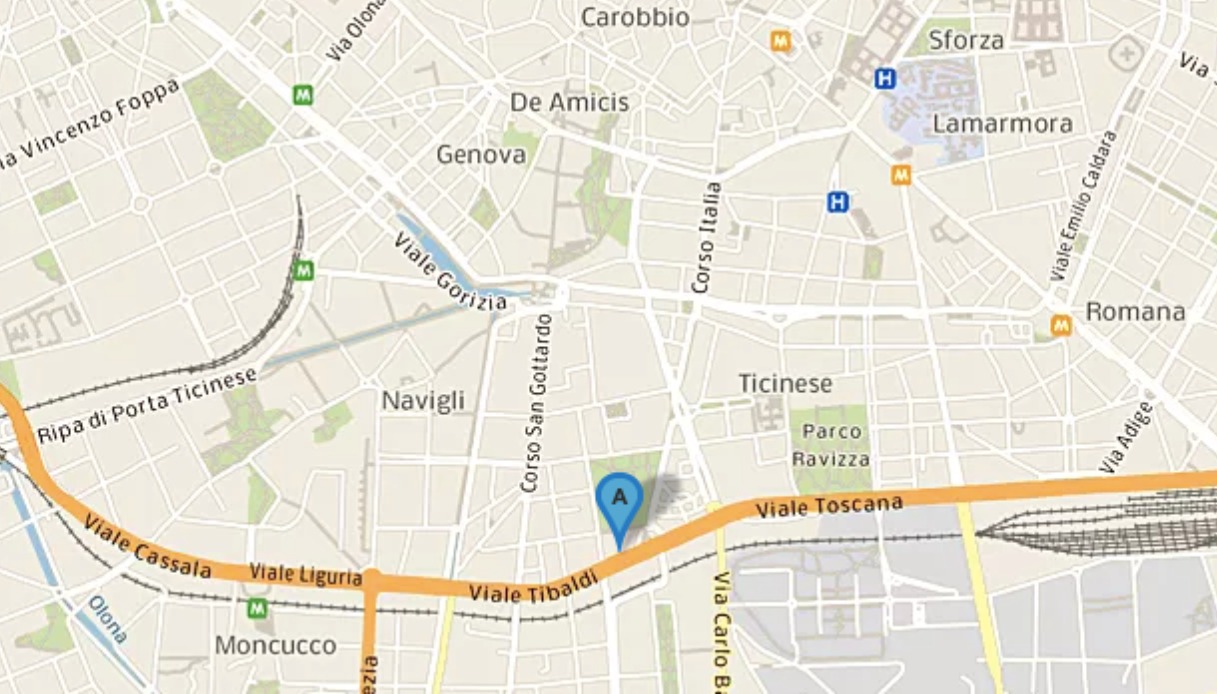 Milano, molotov contro due auto della polizia: attacco vandalico o pista anarchica per Cospito? Le indagini