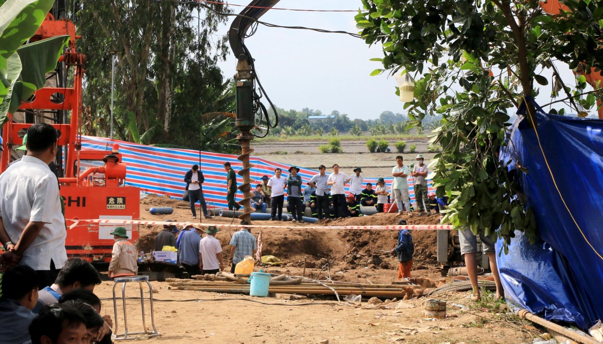 Vietnam, è morto il bambino di 10 anni intrappolato da giorni in un pozzo. Inutili i tentativi di salvarlo