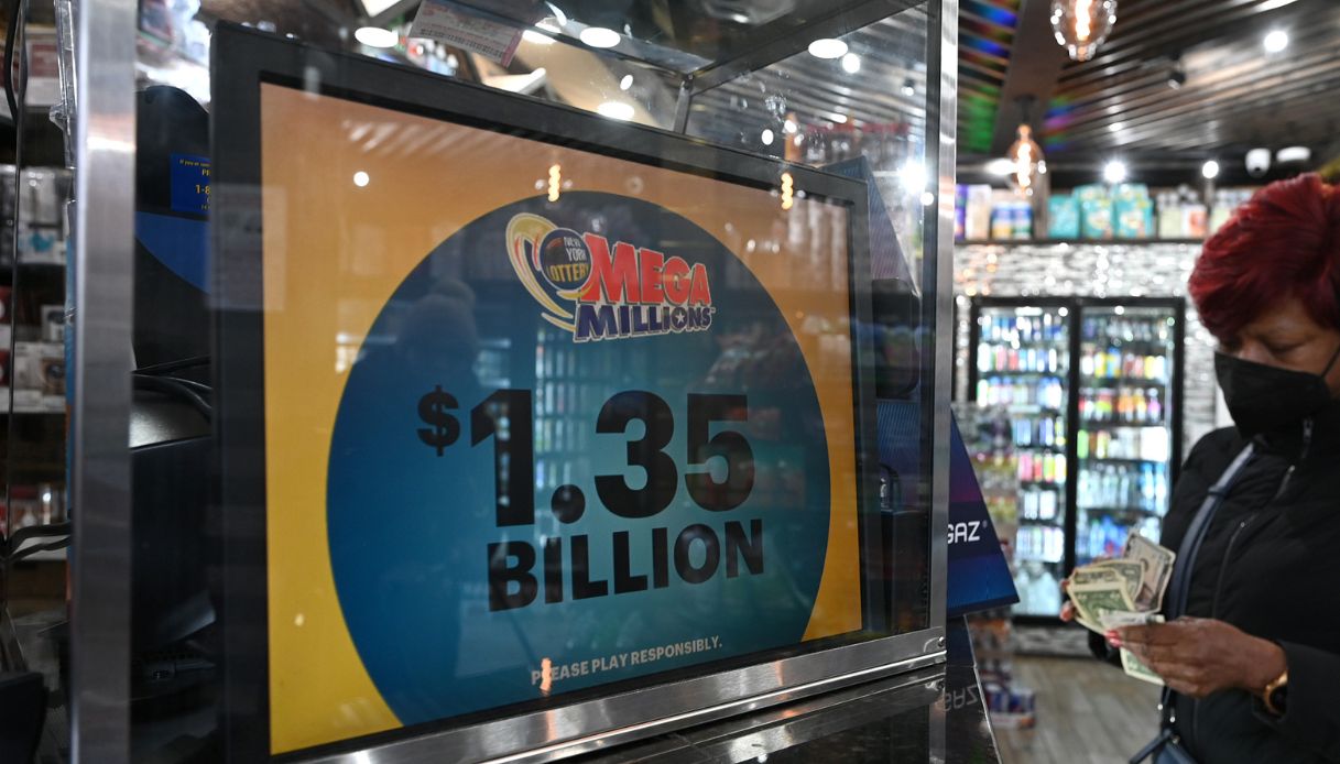 Gioca sei numeri al minimarket di un paesino del Maine e vince più di un miliardo alla lotteria Mega Millions
