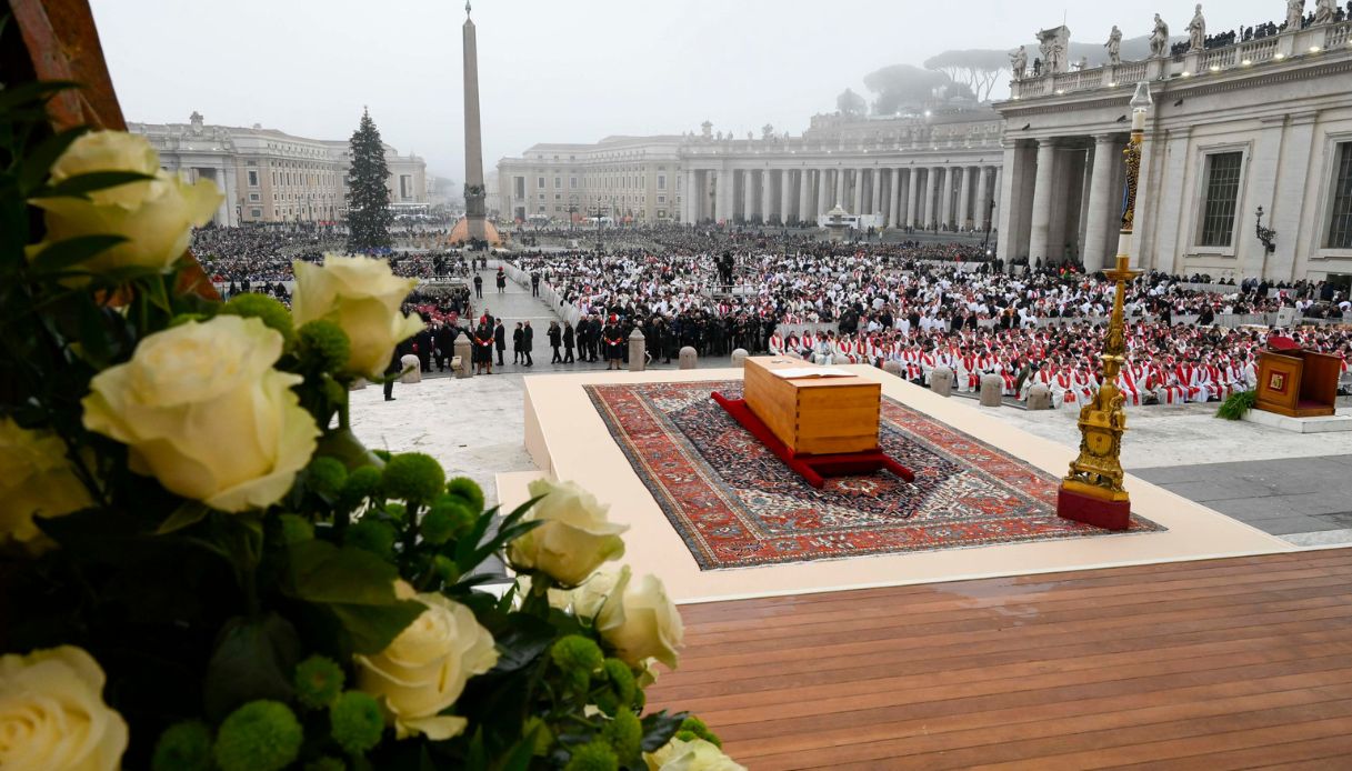Funerali Ratzinger, fedeli truffati sul web: venduti falsi posti a sedere per l'addio a Benedetto XVI