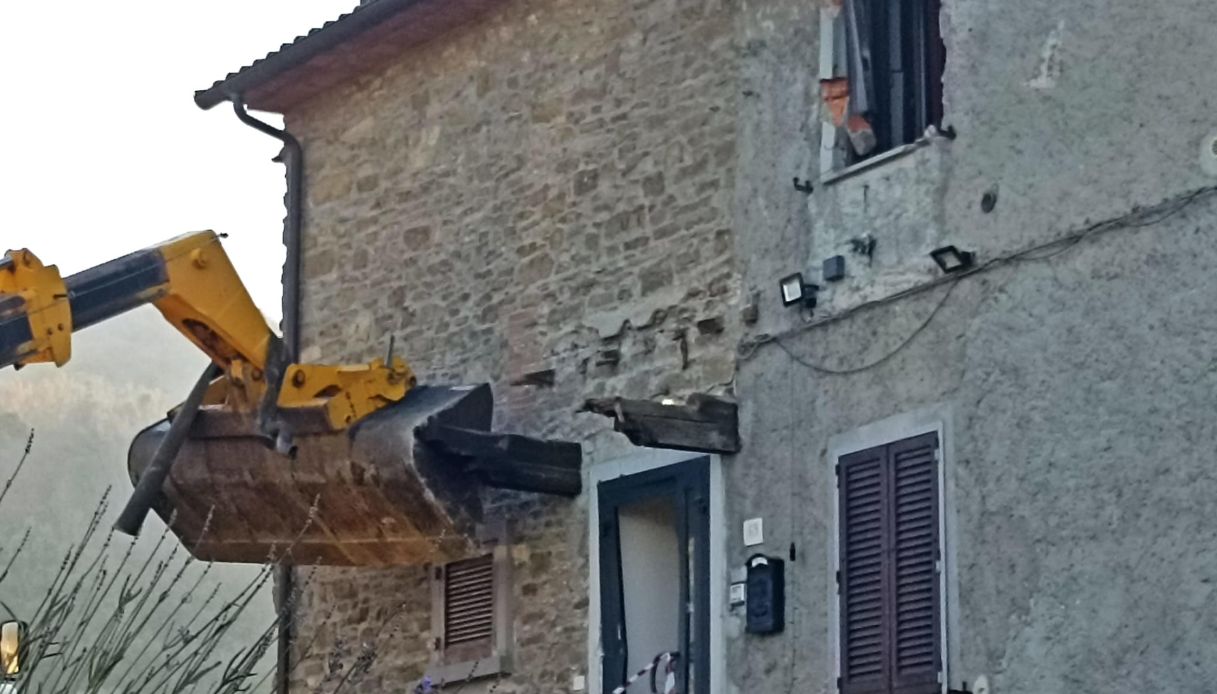 Arezzo, lite tra vicini finisce in tragedia: assalta la villetta con la ruspa, il rivale gli spara e lo uccide