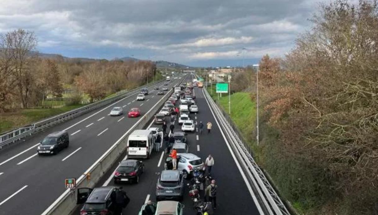 Scontri sull'A1, arrestati altri tre ultrà di Roma e Napoli: decisive le chat