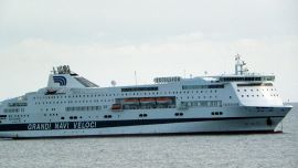 Incêndio na balsa saindo de Palermo para Nápoles.  A bordo do navio, um incêndio começou na garagem