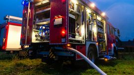 Furgoneta descarrilada e incendiada en Tailandia: 11 muertos, incluidos dos niños, solo un superviviente