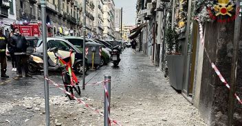 Maltempo a Napoli, ponteggio crolla per strada: il video dell'impalcatura distrutta dal forte vento
