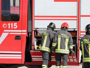 Incendio in casa, morta una donna. In ospedale il marito e il figlio