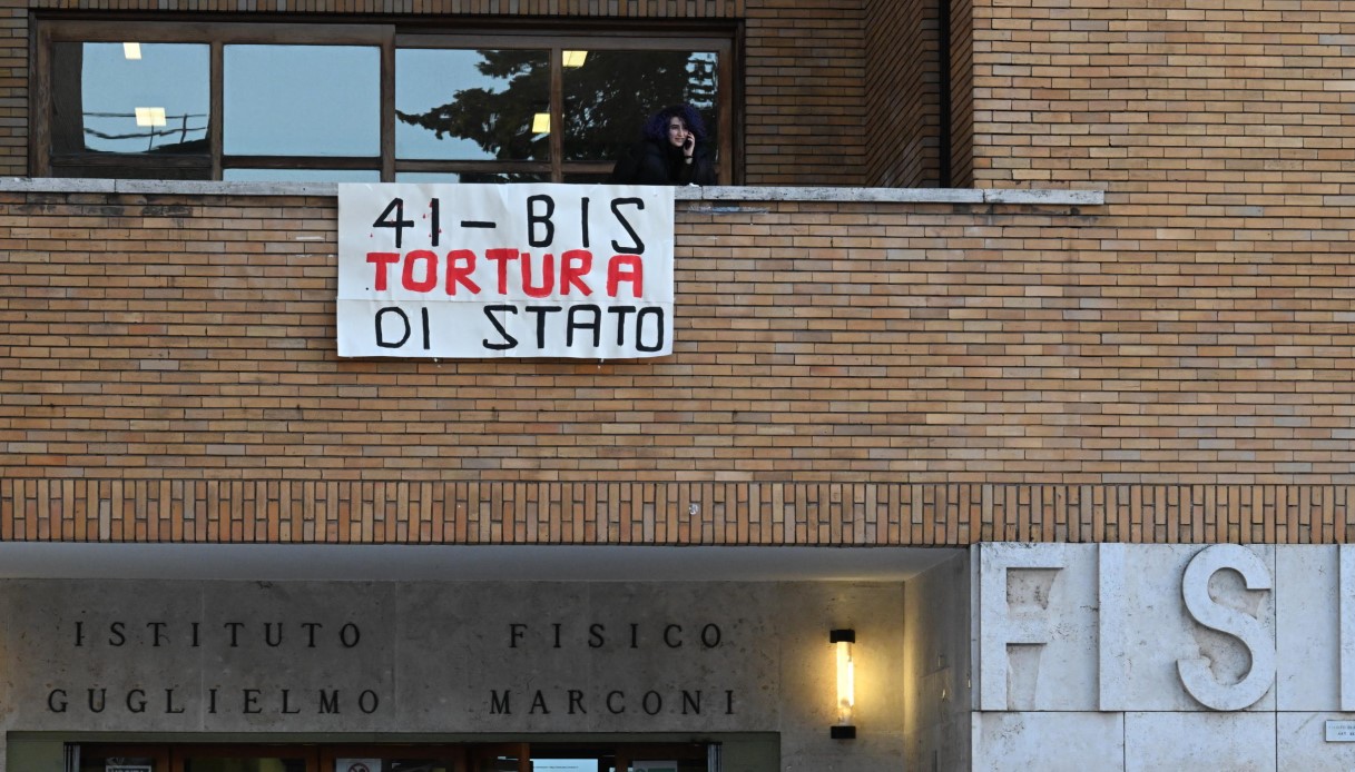 Caso Cospito, la protesta a a Sapienza: gli studenti occupano la facoltà di Lettere