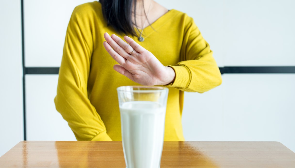 Ragazza mangia un tiramisù vegano e muore, 4 indagati: cos'è l'allergia al latte e quali sono le reazioni