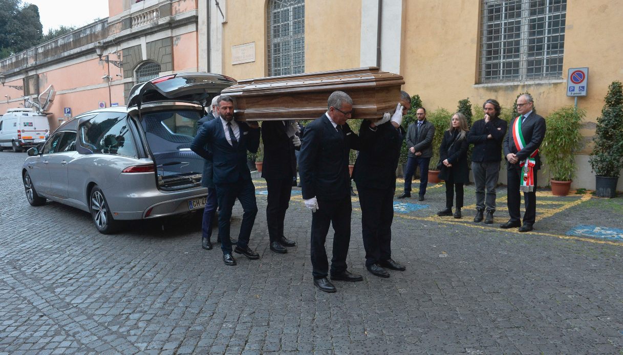 L'arrivo del feretro di Maurizio Costanzo in Campidoglio camera ardente maurizio costanzo
