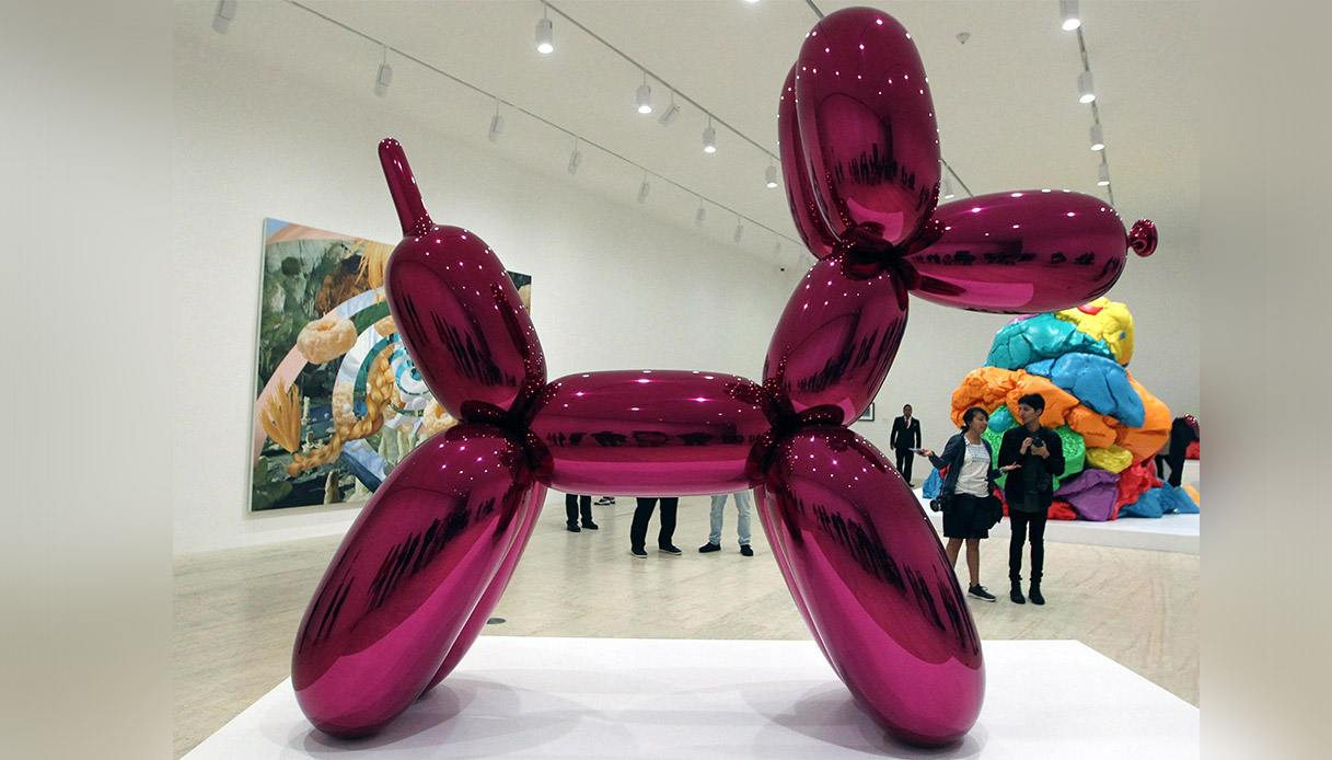 Scultura di Jeff Koons distrutta dalla visitatrice di un museo: il Balloon  Dog blu valeva 42