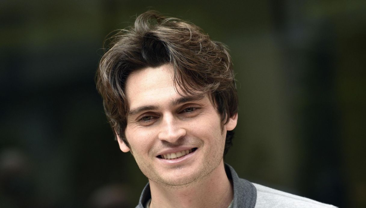 Angelo Duro ospite al Festival di Sanremo 2023 chi è il comico ex Iene