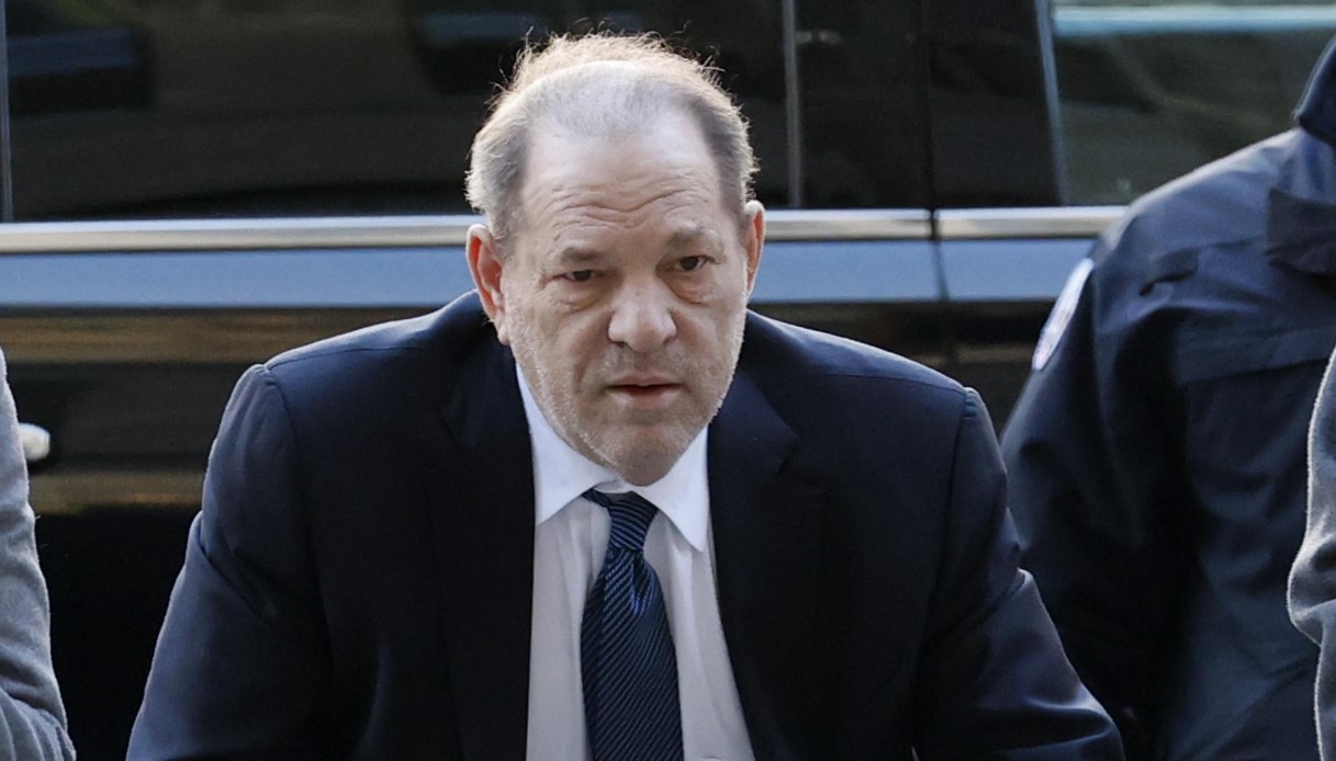 Harvey Weinstein condannato ad altri 16 anni di prigione per violenze sessuali