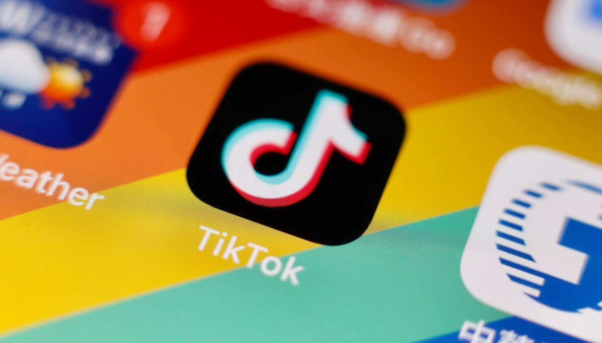 TikTok vietato ai dipendenti della Commissione europea: richiesto di disinstallare l'app, sicurezza a rischio