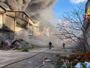 Spaventoso incendio ad Aprilia: scatta l'allarme amianto, la situazione