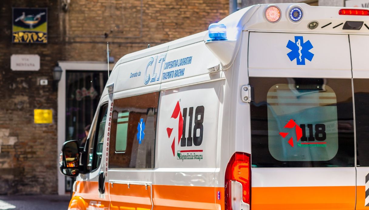 Milano, moto si scontra con un'auto e prende fuoco: morto un ragazzo di ...