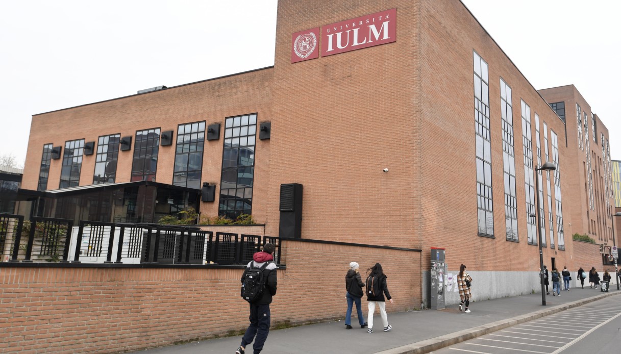Milano, giallo all'Università Iulm: ragazza di 25 anni trovata morta all'alba. Indagano i carabinieri
