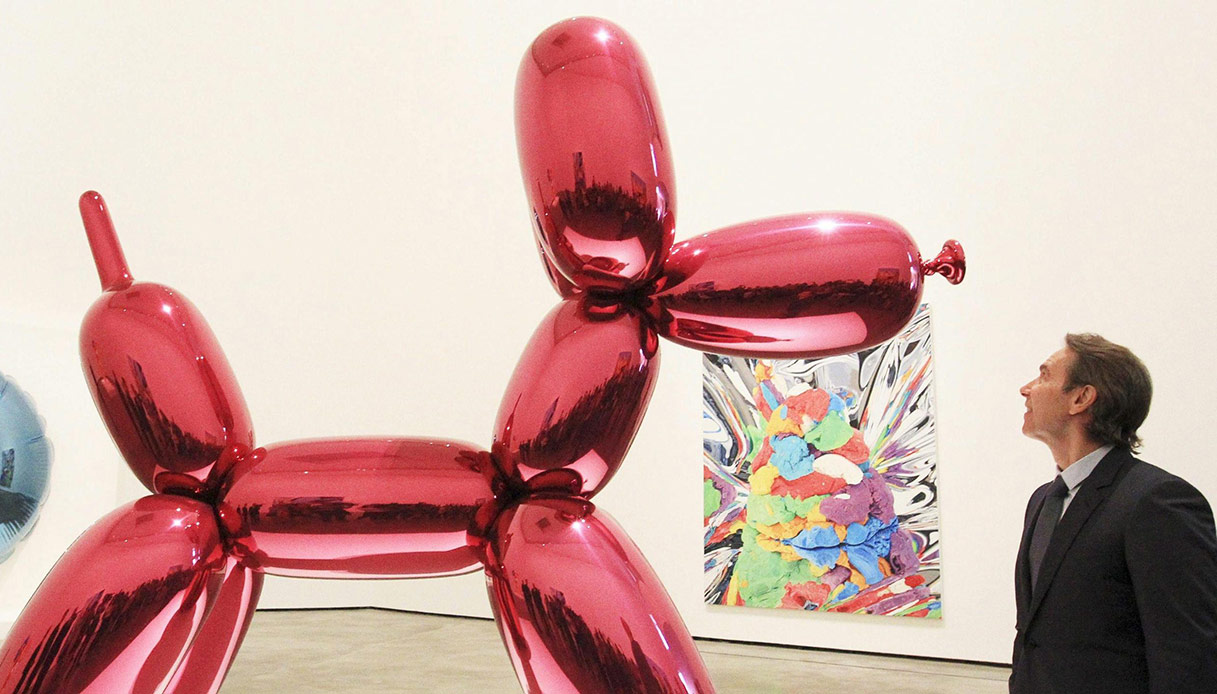 Scultura di Jeff Koons distrutta dalla visitatrice di un museo: il Balloon  Dog blu valeva 42 mila dollari