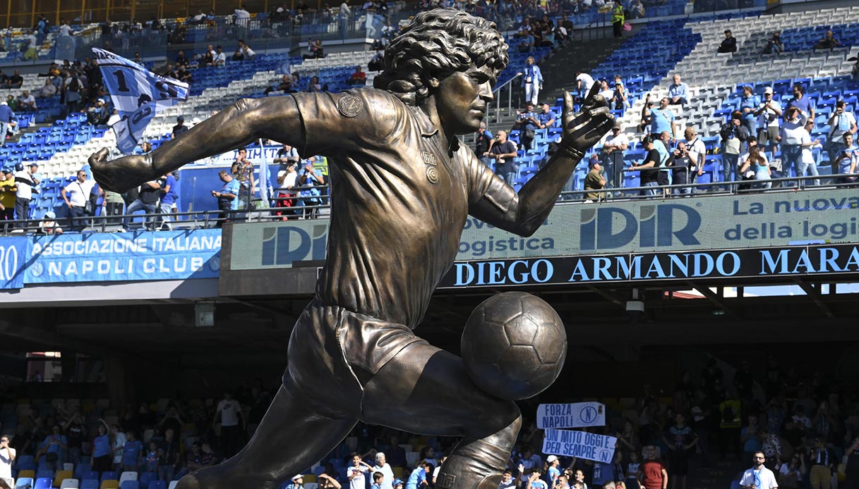 Comune di Napoli rinuncia alla statua di Maradona: costa troppo e su di essa pendono ancora delle indagini